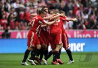 Fussball 1. Bundesliga: JUBEL Ivica Olic, Mark van Bommel, Bastian Schweinsteiger, Thomas Mueller (v.li., FCB)