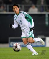 FUSSBALL CHAMPIONS LEAGUE: Wolfsburg, HASEBE Einzelaktion