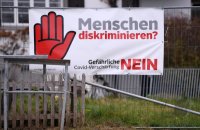Plakat gegen das Schweizer Covid-Gesetzes