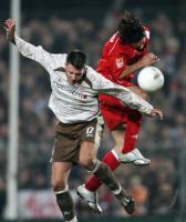 Fussball 1. Bundesliga: St. Pauli - Bayern, Zweikampf