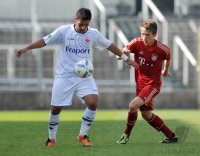 Fussball Regionalliga Sued 2011/2012: Marcos Alvarez (li, Eintracht Frankfurt II)  gegen Daniel Steimel  (FC Bayern II)