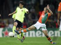 Fussball Champions League: Bremen - Barcelona, Zweikampf