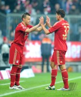 Fussball 1. Bundesliga, Saison 2011/2012: Ivica Olic (li, ) wird fuer Mario Gomez (FC Bayern Muenchen) eingewechselt
