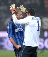 FUSSBALL International SERIE A 2011/2012: Walter Samuel (li.) umarmt Torwart Julio Cesar (Inter Mailand)