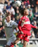 Fussball 1. Bundesliga: Moenchengladbach - Stuttgart, Zweikampf