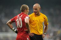 Fussball Champions League Finale: Arjen Robben (FCB) mit Schiri Howard Webb