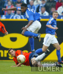 Fussball 1. Bundesliga: Schalke - 60 Muenchen, Zweikampf