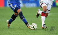 FUSSBALL WM 2014, FINALE: Ball und Beine Adidas Ausruester