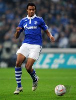 Fussball: 1. Bundesliga Saison 2010/2011: Schalke, MATIP am Ball