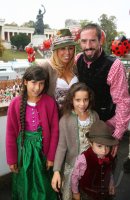 FUSSBALL 1. BUNDESLIGA 14/15: FC Bayern Muenchen besucht das Oktoberfest