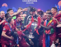 Fussball CHL 18/19 FINALE: Trainer Juergen Klopp (FC Liverpool) mit CHL Pokal
