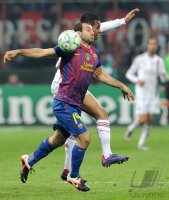 FUSSBALL INTERNATIONAL  CHL Viertelfinale 11/12: Javier Mascherano (li, Barca) gegen Robinho (AC Mailand)