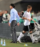 Fussball International  Testspiel: Trainer Joachim LOEW wechselt aus Bastian SCHWEINSTEIGER (v. li., Deutschland)