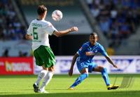 Fussball 1. Bundesliga : Tim Borowski (li, SV Werder Bremen)  gegen Luiz Gustavo Dias (re, TSG 1899 Hoffenheim)