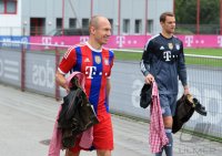 Fussball 1. Bundesliga 14/15: Arjen Robben (FC Bayern Muenchen) und Torwart Manuel Neuer (FC Bayern Muenchen)
