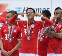 Fussball 1. Bundesliga Saison 15/16: Jubel FC Bayern Muenchen mit Schale