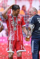Fussball, 1. Bundesliga  Saison 16/17: Jubel FC Bayern Muenchen mit Schale
