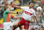 Fussball 1. Bundesliga: Bremen - Stuttgart, Zweikampf