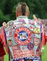 Fussball 1. Bundesliga:  FC Bayern Muenchen Fan mit Kutte