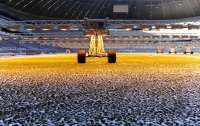 Fussball 1. Bundesliga : Waermelampen in der Allianz Arena zur Bestrahlung des Rasens
