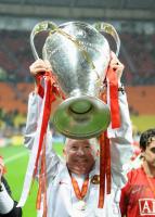 Fussball CHL  FINALE 2008 Trainer FERGUSON (ManU) mit CHL Pokal