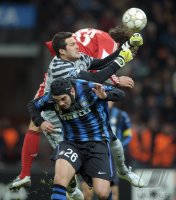 Fussball CHL  Saison 2010/2011: Cristian Chivu (Unten, Inter Mailand) gegen Julio Cesar (Mitte, Inter Mailand) gegen Mario Gomez (Oben, FC Bayern Muenchen)