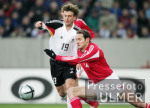 Fussball Benefizspiel: Deutschland - Bundesliga, Zweikampf