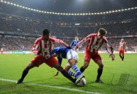 Fussball DFB Pokal 10/11 : Breno (li, FC Bayern Muenchen) gegen Raul (Mitte, FC Schalke 04) gegen Philipp Lahm (re, FC Bayern Muenchen)