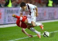 Fussball International WM Qualifikation 2014: Stephan LICHTSTEINER (li, Schweiz) gegen Tarik Elyounoussi (Norwegen)
