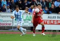 1. Fussball Bundesliga: Stefan Buck (li, 1860 Muenchen) gegen Gojko Kacar (re, HSV)