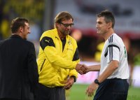 Fussball  1. Bundesliga  14/15: Schiedsrichter Knut Kircher und Trainer Klopp (Borussia Dortmund)