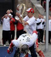 Fussball 1. Bundesliga : BIERDUSCHE fuer Trainer Louis van Gaal von Mark van Bommel (FCB)