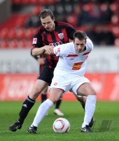 2. Fussball Bundesliga: Tobias Fink (li, FC Ingolstadt ) gegen Marc Andre Kruska (re, Cottbus)