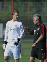 Fussball 1. Bundesliga 2010/2011: Torwart Manuel Neuer (FC Bayern Muenchen) und Trainer Jupp Heynckes  (FC Bayern Muenchen)