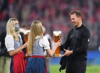 Fussball 1. Bundesliga Saison 21/22: JUBEL FC Bayern Muenchen feiert die 32. Meisterschaft