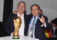 FUSSBALL WM 2014, FINALE:  DFB-Praesident Wolfgang Niersbach mit WM Pokal