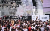 Fussball DFB Pokal Finale 24/25: Arminia Bielefeld - VfB Stuttgart, Public Viewing auf dem Schlossplatz