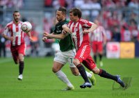 Fussball 1. Bundesliga  Saison 2010/2011: Marko Arnautovic (li, SV Werder Bremen)  gegen Thomas Mueller (re, FC Bayern Muenchen)