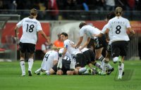 FIFA Frauen-Weltmeisterschaft 2011: Deutschland JUBEL um die Torschuetzin zum 1:0 Simone LAUDEHR