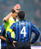FUSSBALL SERIE A:  Schiedsrichter Andrea Gervasoni zeigt die Rote Karte Javier Zanetti (Inter Mailand)