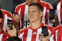 Fussball 1. Bundesliga 2010/2011: Bastian Schweinsteiger (FCB) mit Handy