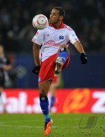 Fussball: 1. Bundesliga Saison 2010/2011: Hamburger SV, AOGO am Ball