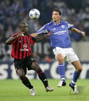 Fussball UCL: Schalke - Mailand, Zweikampf