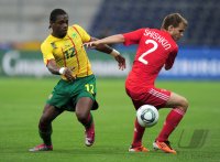 Fussball International Testspiel: Henri Bedimo (li, Kamerun) gegen Roman Shiskin (re, Russland)