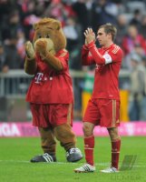 Fussball 1. Bundesliga, Saison 2011/2012: Philipp Lahm (FC Bayern Muenchen) mit dem Maskottchen Bernie