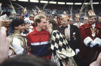 Fussball Duesseldorf-Bayern: Rummenigge wird von Faschingsprinzessin gekuesst