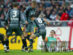 Fussball 1. Bundesliga: Bremen - Hannover, Zweikampf