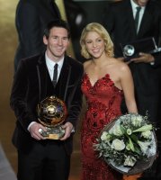 Fussball International  FIFA Ballon d Or 2011: Sieger Lionel Messi (Argentinien) mit Saengerin  Shakira (Kolumbien)