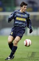 Fussball CL: Mailand, Zanetti Einzelaktion am Ball