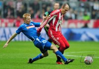 Fussball 1. Bundesliga : Arjen Robben (li, FC Bayern Muenchen) gegen Andreas Ibertsberger (re, TSG 1899 Hoffenheim)